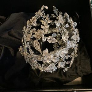 Su reina bridal headpiece